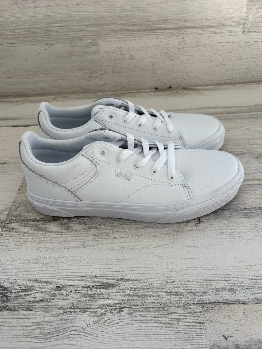 Vans Unisex Size 4 Youth Seldan Leather Lace Up Sneakers Side Debossed Logo